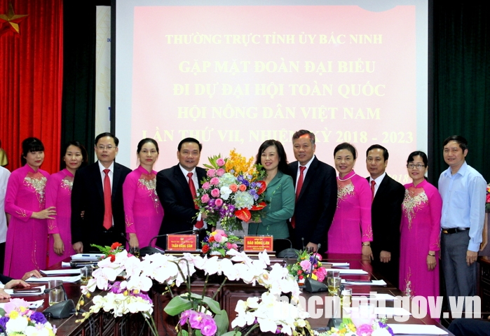 Phó Bí thư Tỉnh ủy tặng hoa chúc mừng các đại biểu tham dự đại hội.