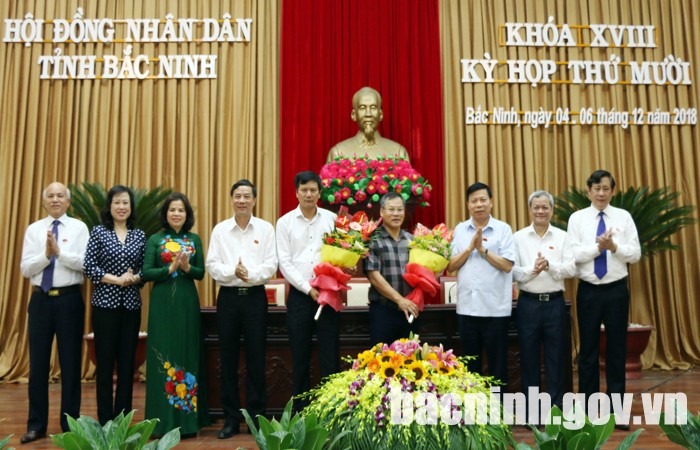 Các đồng chí lãnh đạo tỉnh tặng hoa chúc mừng tân Ủy viên UBND tỉnh.