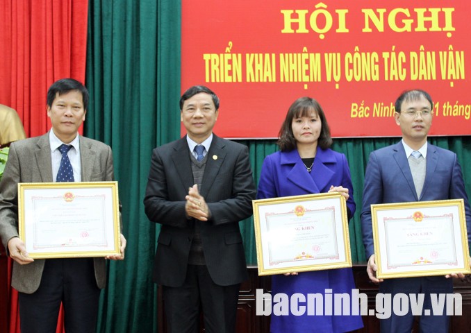 Phó Bí thư Thường trực Tỉnh ủy Nguyễn Hữu Quất trao Bằng khen cho các tập thể và cá nhân xuất sắc.