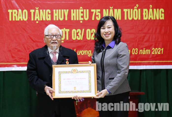 Bí thư Tỉnh ủy trao Huy hiệu Đảng tại huyện Lương Tài