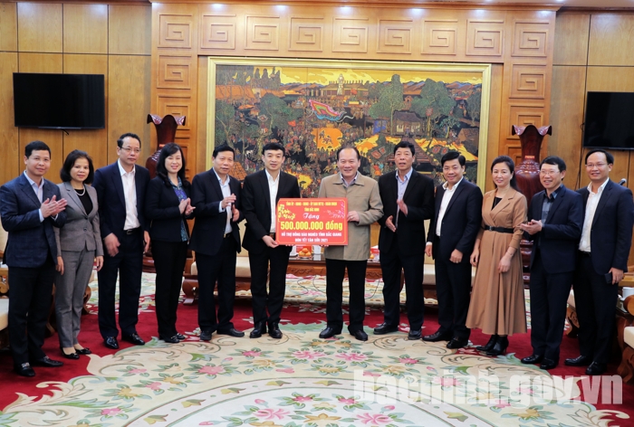 Lãnh đạo tỉnh tặng quà Tết người nghèo tại tỉnh Bắc Giang