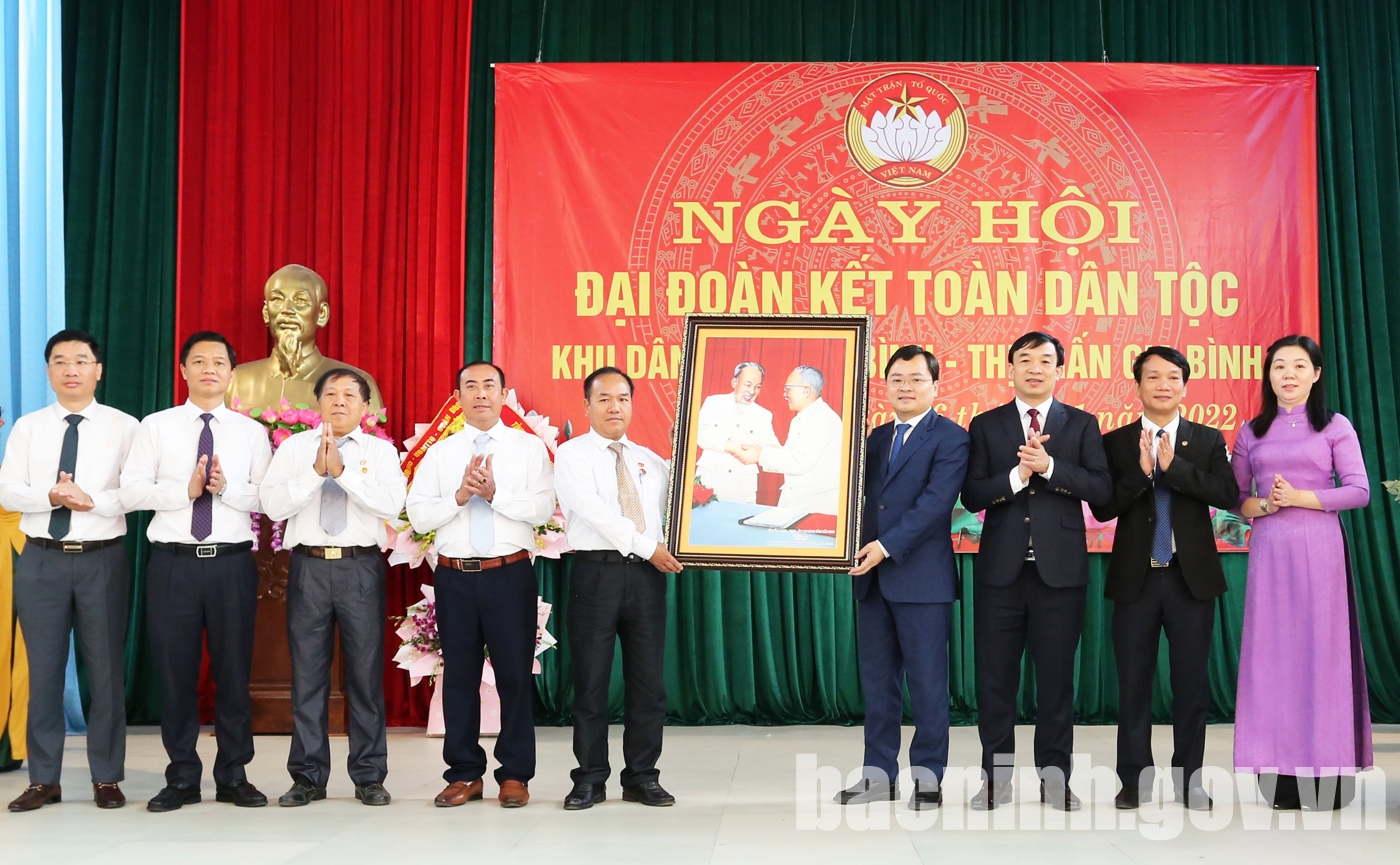 Bí thư Tỉnh ủy Nguyễn Anh Tuấn dự Ngày hội Đại đoàn kết tại huyện Gia Bình