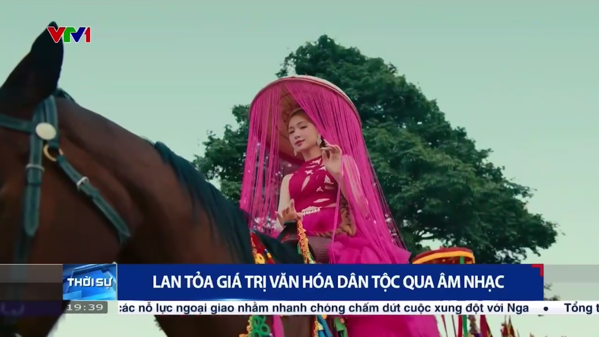 Tinh hoa văn hóa vùng Kinh Bắc đã lên MV đầy sáng tạo và lôi cuốn (Hoà Minzy)