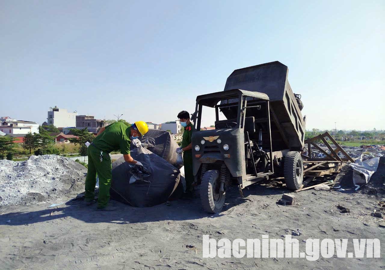 Công an Bắc Ninh kịp thời phát hiện đối tượng đổ xỉ thải trái phép tại thôn Mẫn Xá, xã Văn Môn