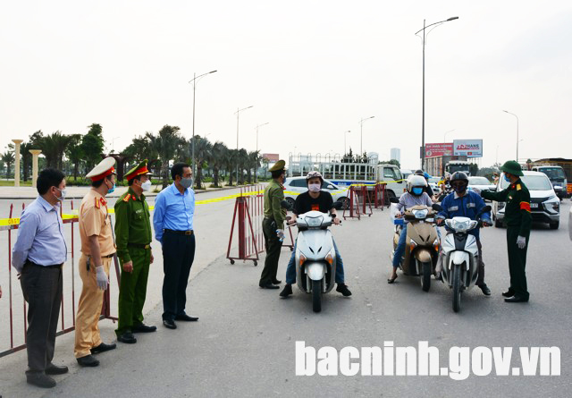 Phó Chủ tịch UBND tỉnh kiểm tra hoạt động các chốt kiểm soát dịch Covid-19