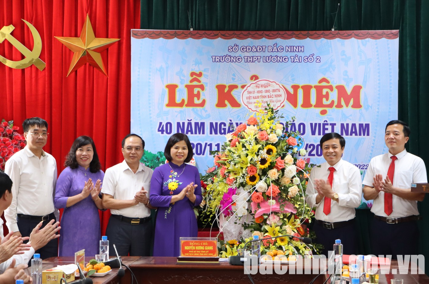 Chủ tịch UBND tỉnh Nguyễn Hương Giang chúc mừng Ngày Nhà giáo Việt Nam tại Trường THPT Lương Tài số 2