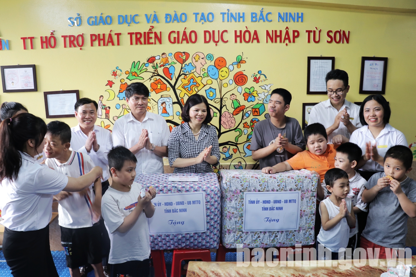 Chủ tịch UBND tỉnh Nguyễn Hương Giang thăm, tặng quà nhân dịp Ngày Quốc tế Thiếu nhi 1-6