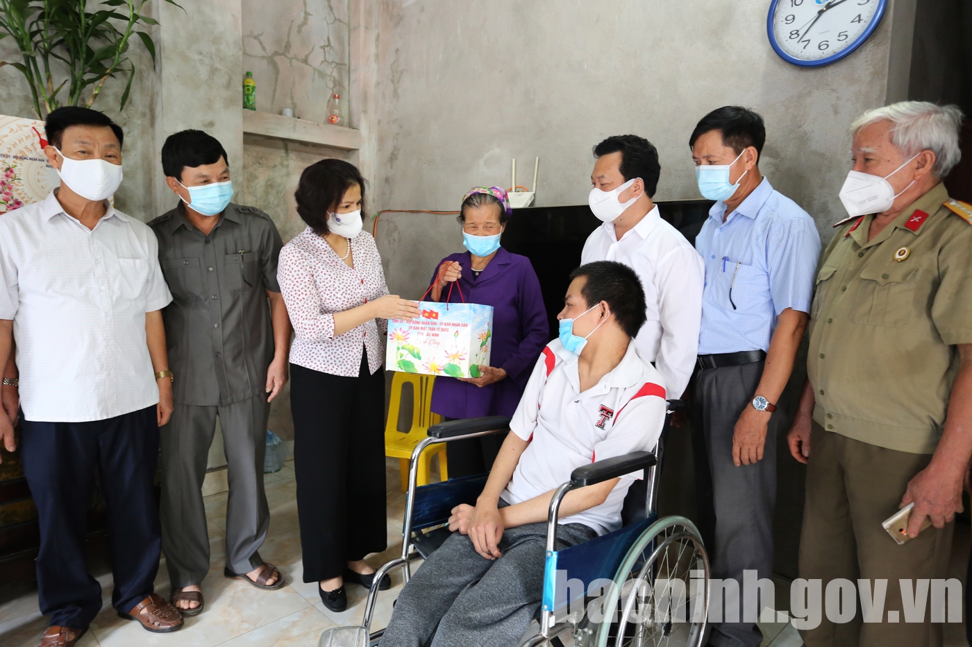 Chủ tịch UBND tỉnh Nguyễn Hương Giang thăm, động viên gia đình nạn nhân chất độc da cam
