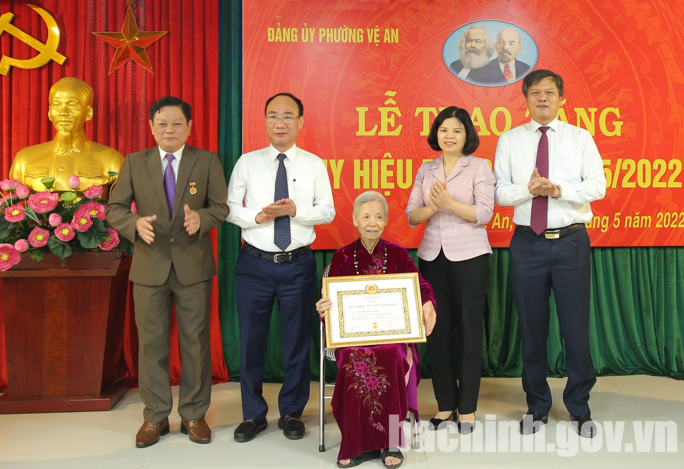 Chủ tịch UBND tỉnh trao tặng Huy hiệu Đảng đợt 19-5-2022