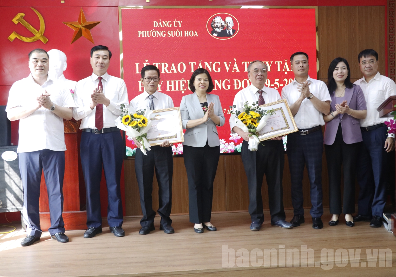 Chủ tịch UBND tỉnh Bắc Ninh trao tặng Huy hiệu Đảng tại phường Suối Hoa