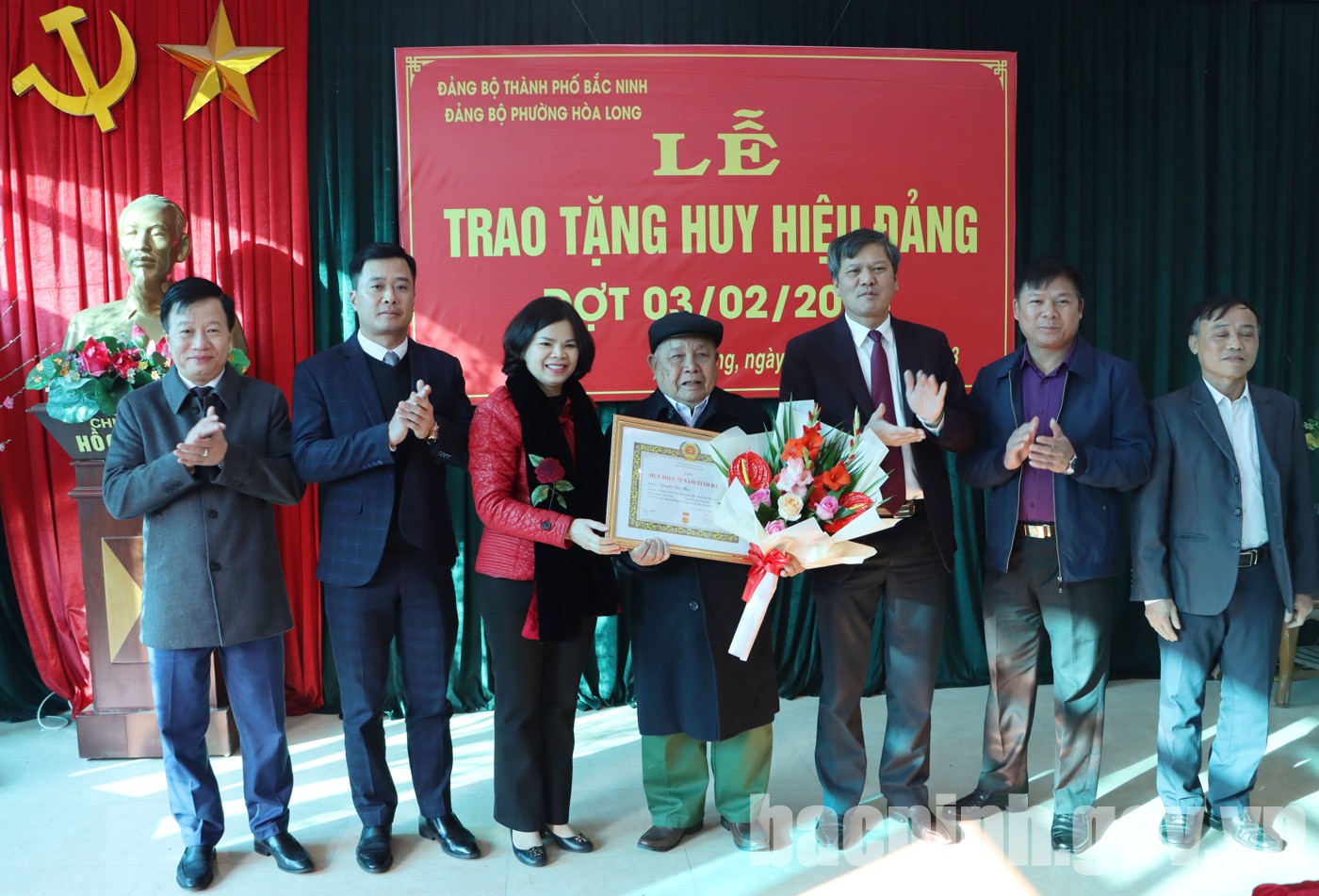 Chủ tịch UBND tỉnh Nguyễn Hương Giang trao Huy hiệu Đảng tại thành phố Bắc Ninh