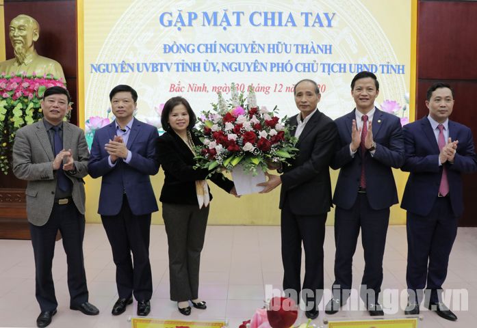 Văn phòng UBND tỉnh gặp mặt chia tay nguyên Phó Chủ tịch UBND tỉnh Nguyễn Hữu Thành