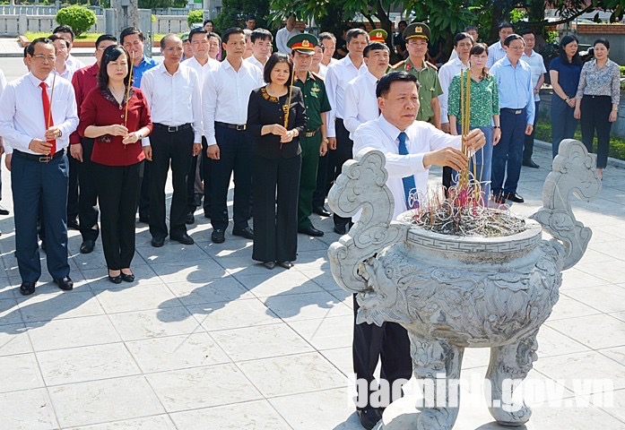 Lãnh đạo tỉnh dâng hương tưởng niệm Tổng Bí thư Nguyễn Văn Cừ