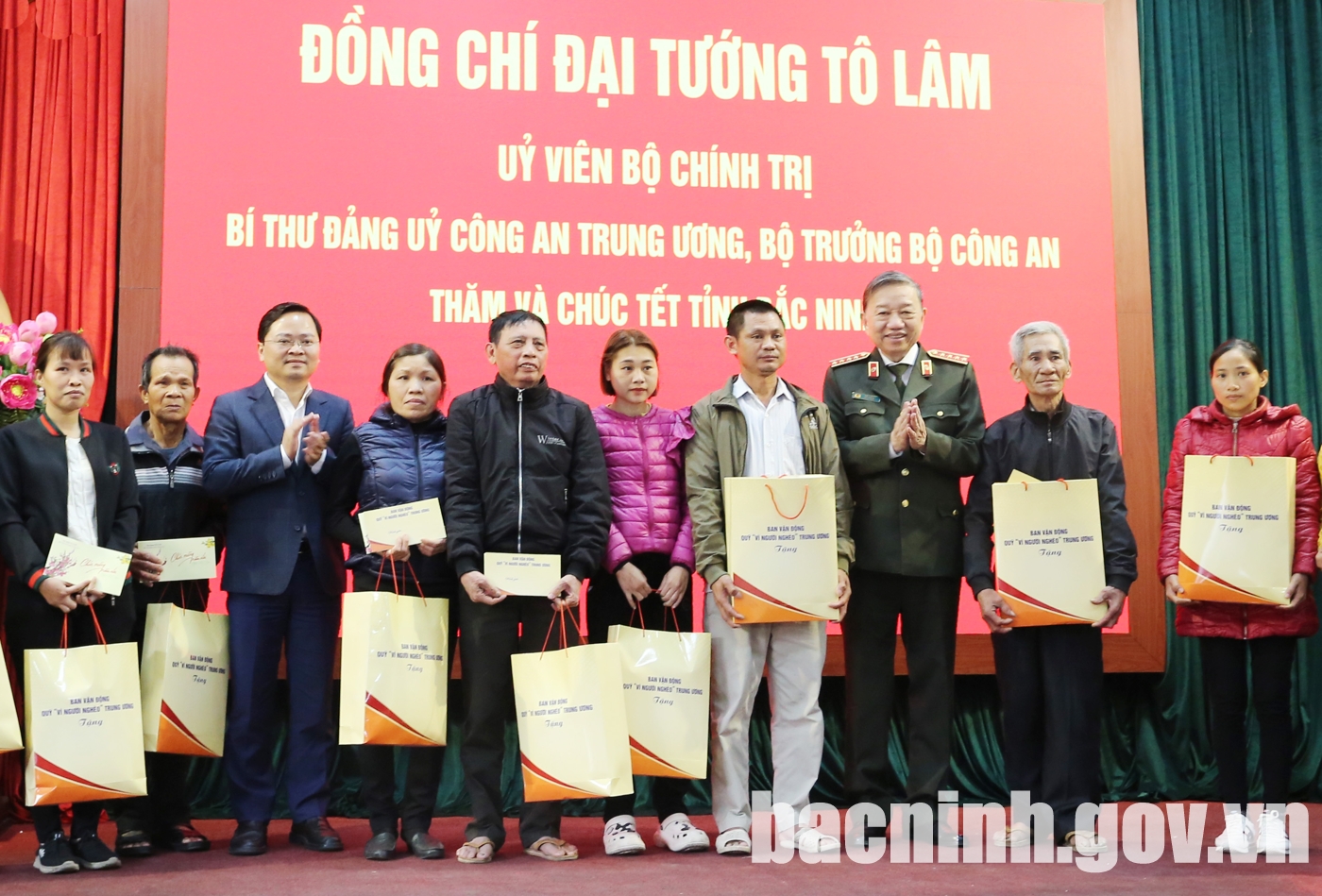 Bộ trưởng Bộ Công an Tô Lâm tặng quà Tết hộ nghèo tại tỉnh Bắc Ninh