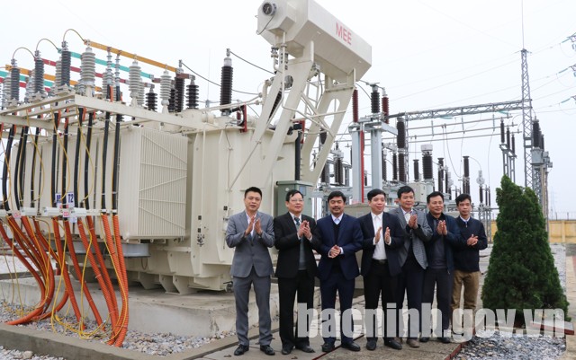 Gắn biển công trình máy biến áp T2, Trạm biến áp 110kV Quế Võ 2