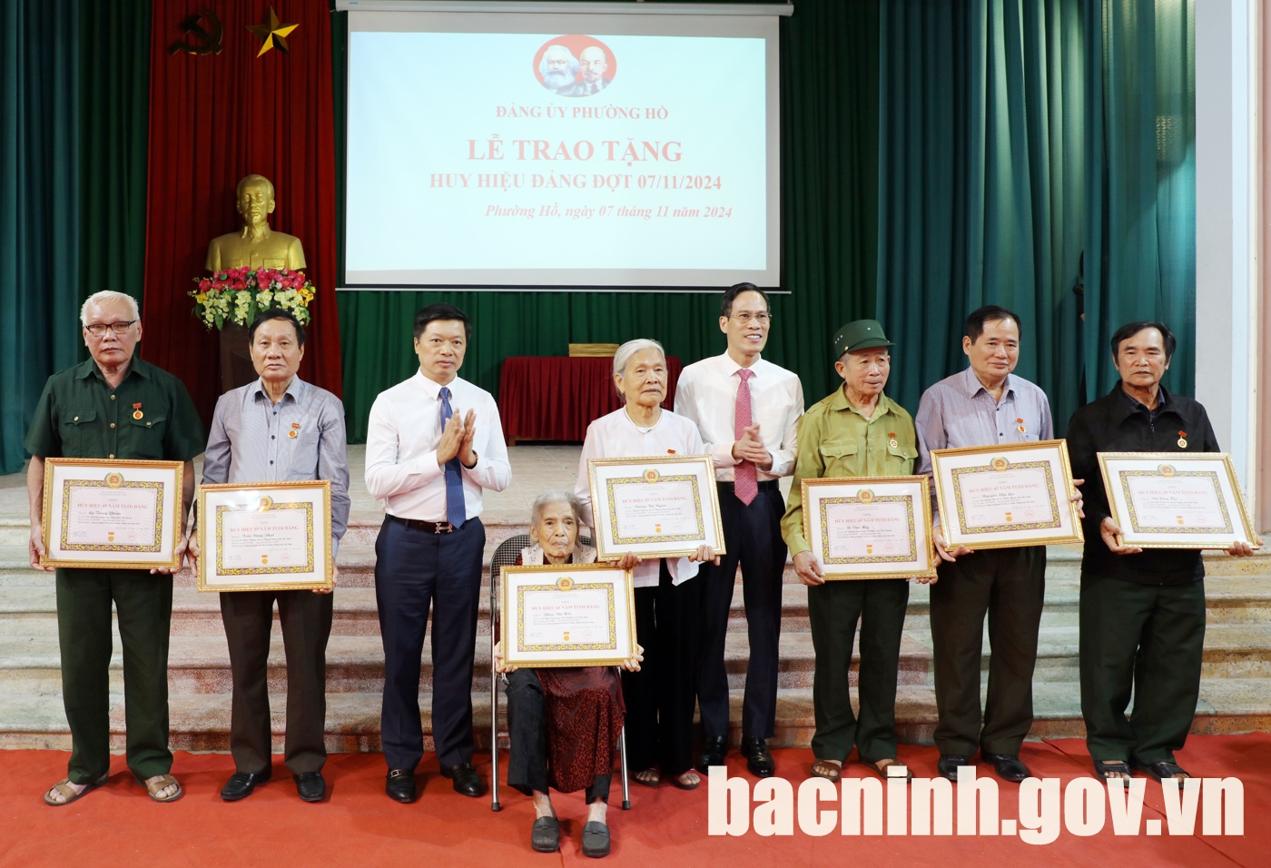 Phó Chủ tịch Thường trực UBND tỉnh Đào Quang Khải trao Huy hiệu Đảng tại thị xã Thuận Thành