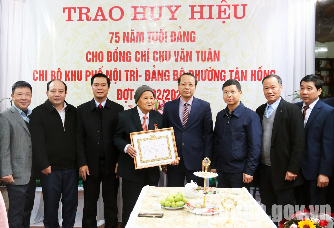 Phó Bí thư Thường trực Tỉnh ủy trao Huy hiệu Đảng tại thành phố Từ Sơn