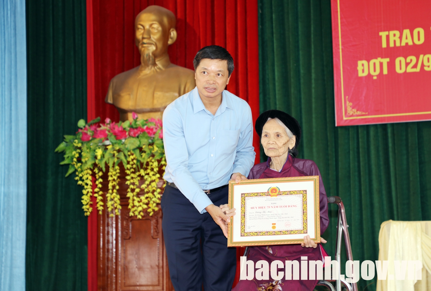 Lãnh đạo tỉnh trao Huy hiệu Đảng tại huyện Lương Tài