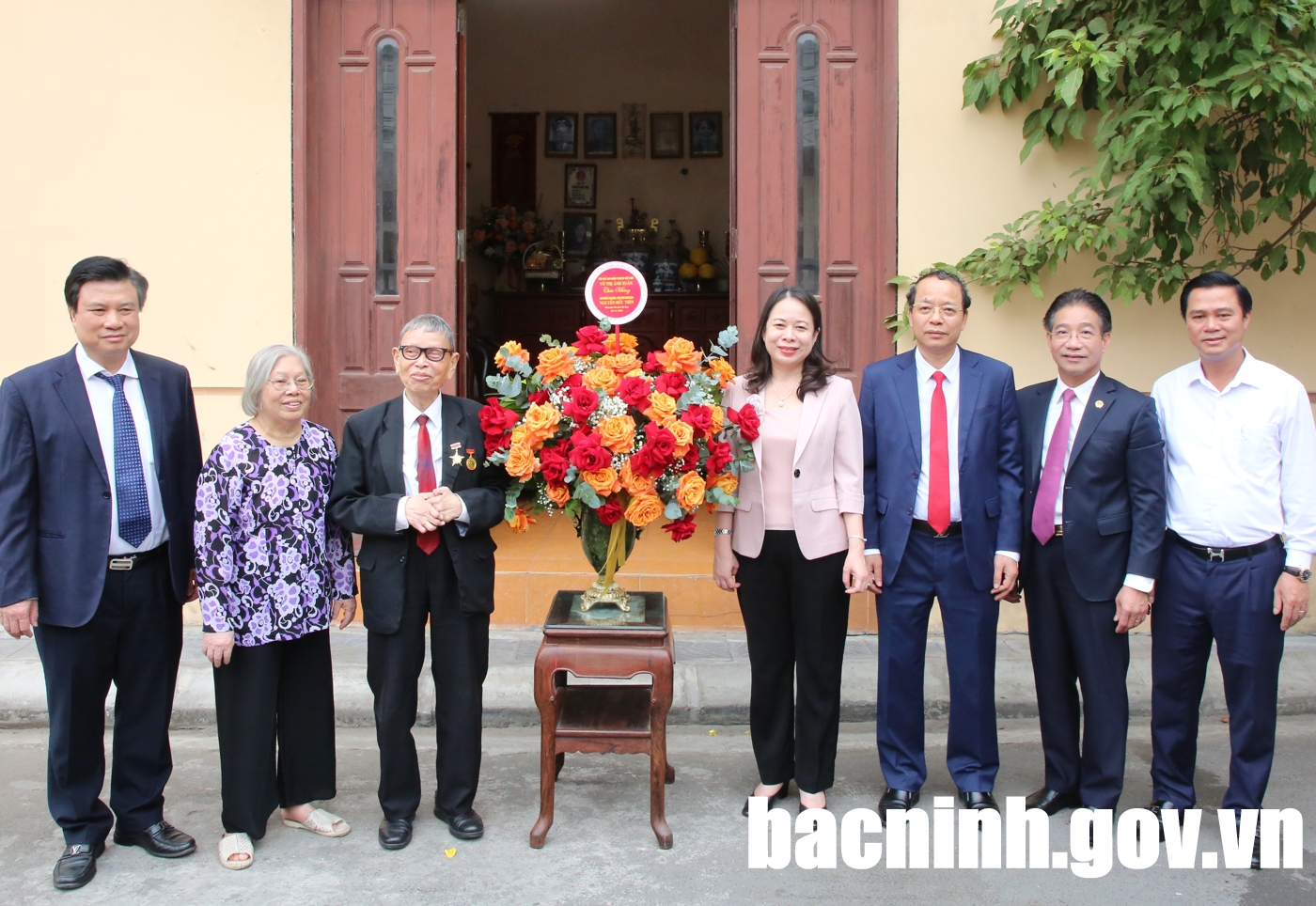 Phó Chủ tịch nước Võ Thị Ánh Xuân thăm, tặng quà Nhà giáo Nhân dân Nguyễn Đức Thìn