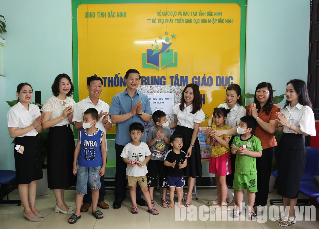 Lãnh đạo tỉnh thăm, tặng quà Trung tâm hỗ trợ phát triển giáo dục hòa nhập Bắc Ninh
