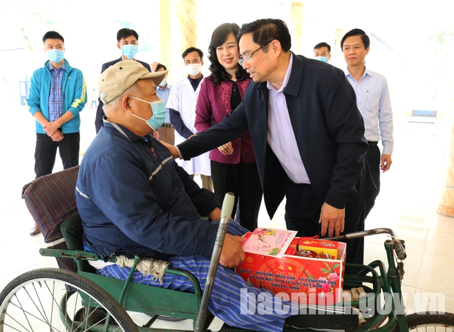 Đồng chí Phạm Minh Chính tặng quà Tết Trung tâm Điều dưỡng thương binh Thuận Thành