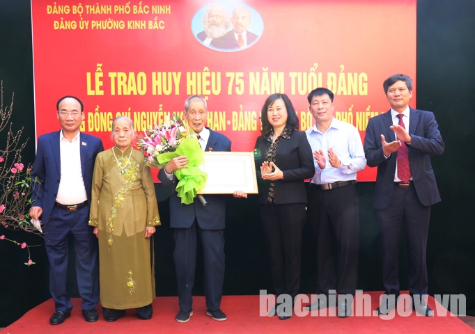 Bí thư Tỉnh ủy trao Huy hiệu Đảng tại phường Kinh Bắc, thành phố Bắc Ninh