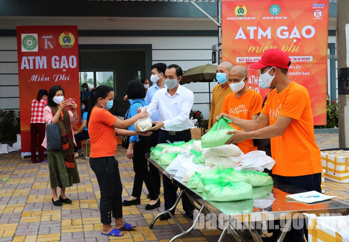 Triển khai cây ATM gạo miễn phí đầu tiên dành cho công nhân lao động khó khăn