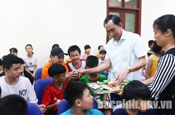 Phó Chủ tịch UBND tỉnh Nguyễn Văn Phong thăm, tặng quà nhân ngày Quốc tế Thiếu nhi