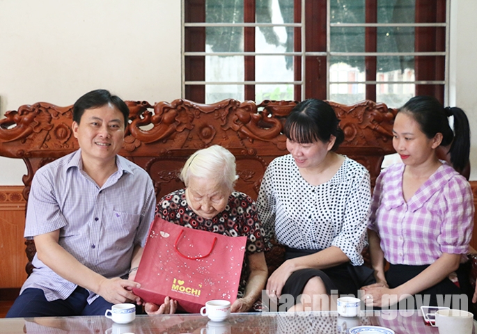 Văn phòng UBND tỉnh thăm, tặng quà nhân ngày Quốc tế Người cao tuổi