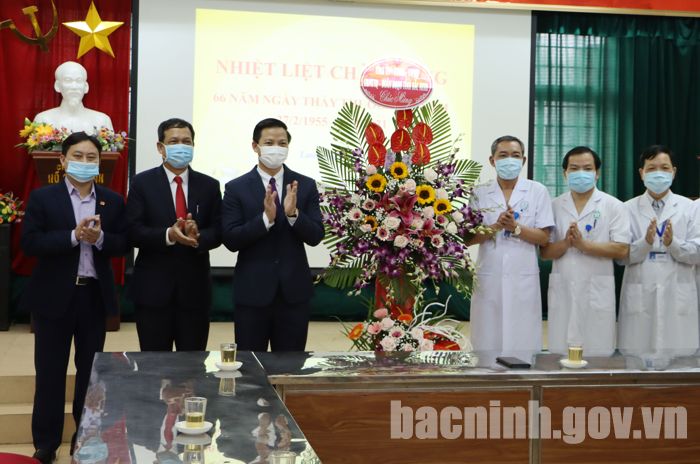 Phó Chủ tịch Thường trực UBND tỉnh Vương Quốc Tuấn chúc mừng Ngày Thầy thuốc Việt Nam tại huyện Lương Tài