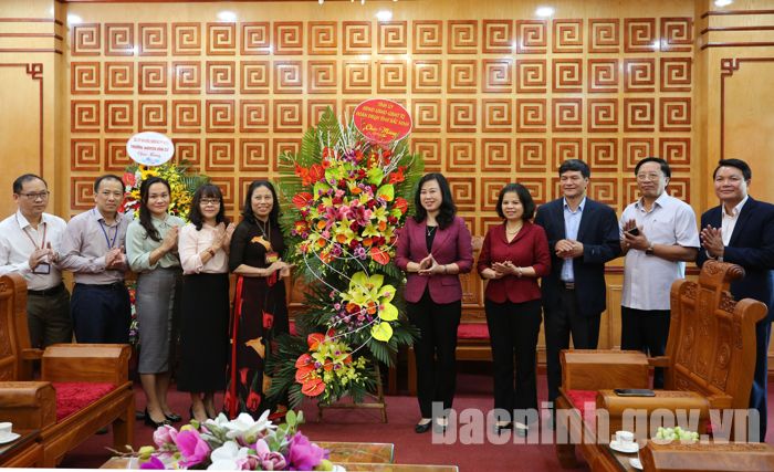 Lãnh đạo tỉnh chúc mừng Trường Chính trị Nguyễn Văn Cừ nhân ngày Nhà giáo Việt Nam