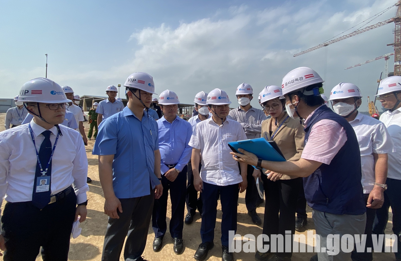 Bí thư Tỉnh ủy Nguyễn Anh Tuấn kiểm tra tiến độ xây dựng Nhà máy Amkor