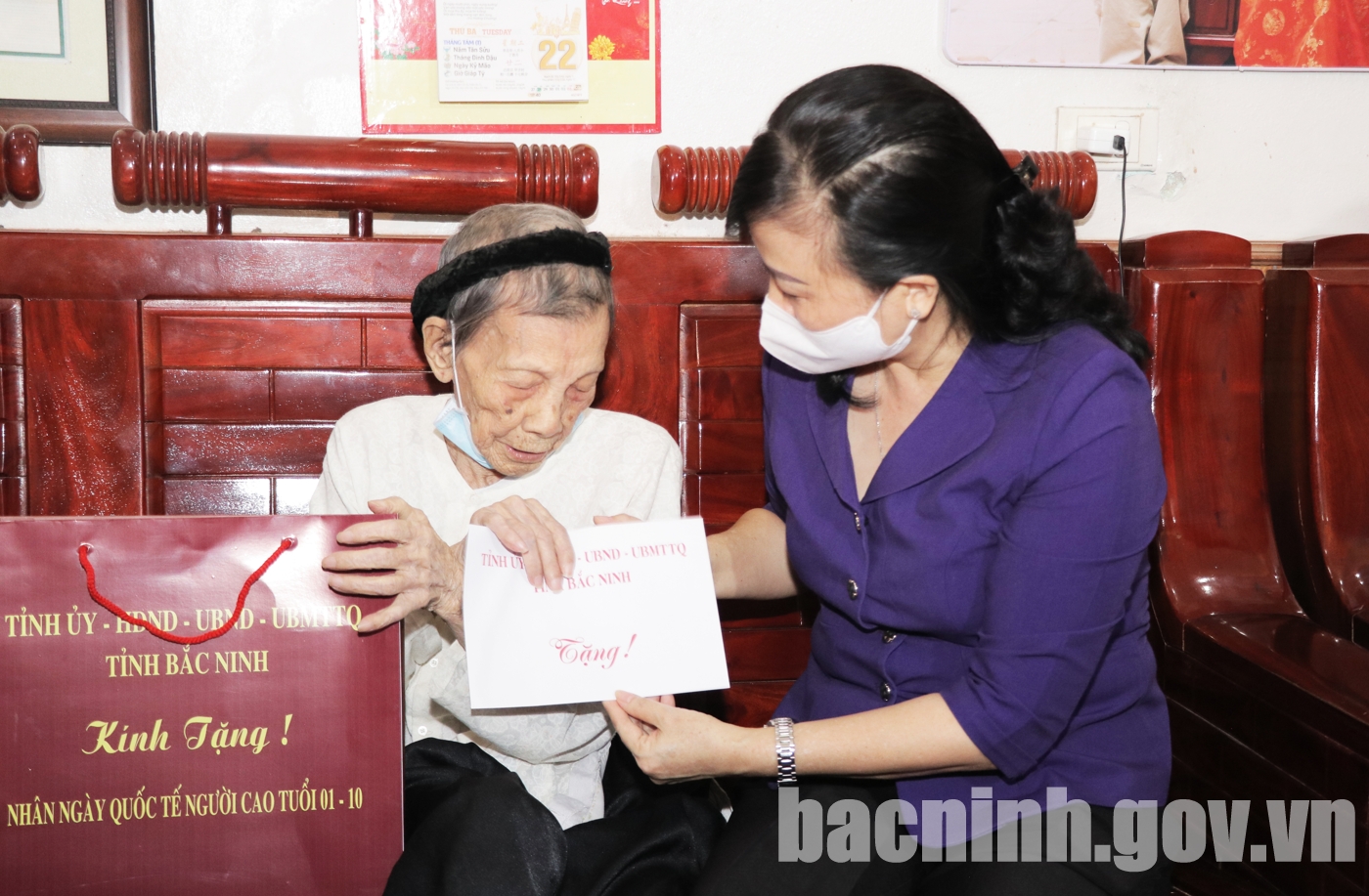 Bí thư Tỉnh ủy Đào Hồng Lan thăm, tặng quà người cao tuổi tại thành phố Bắc Ninh