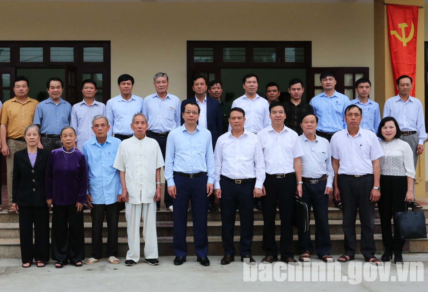 Phó Bí thư Thường trực Tỉnh ủy Nguyễn Quốc Chung dự sinh hoạt tại Chi bộ thôn Đông Ngoại