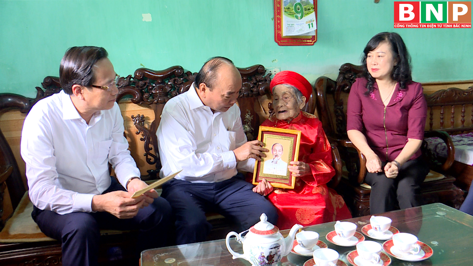 Chủ tịch nước Nguyễn Xuân Phúc thăm, tặng quà Mẹ Việt Nam Anh hùng tại thành phố Bắc Ninh
