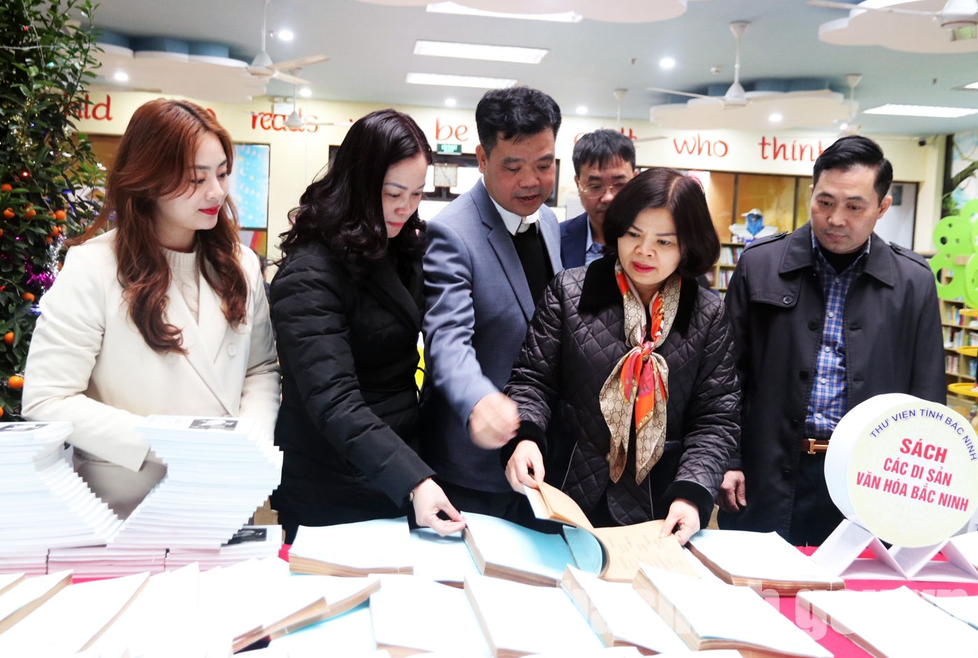 Chủ tịch UBND tỉnh Nguyễn Hương Giang thăm quan Trưng bày tại Bảo tàng và Thư viện tỉnh