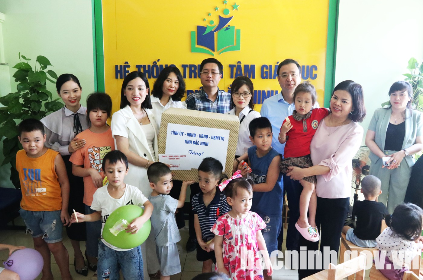 Chủ tịch UBND tỉnh Nguyễn Hương Giang thăm, tặng quà trẻ em có hoàn cảnh đặc biệt tại thành phố Bắc Ninh