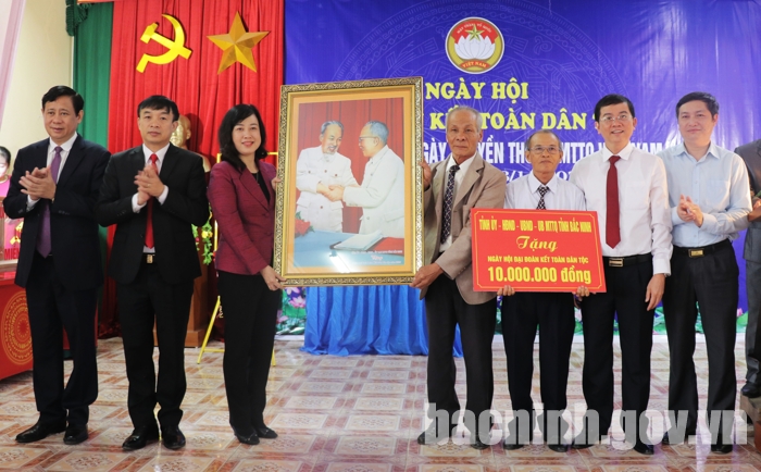 Bí thư Tỉnh ủy dự Ngày hội Đại đoàn kết tại thôn Ân Phú