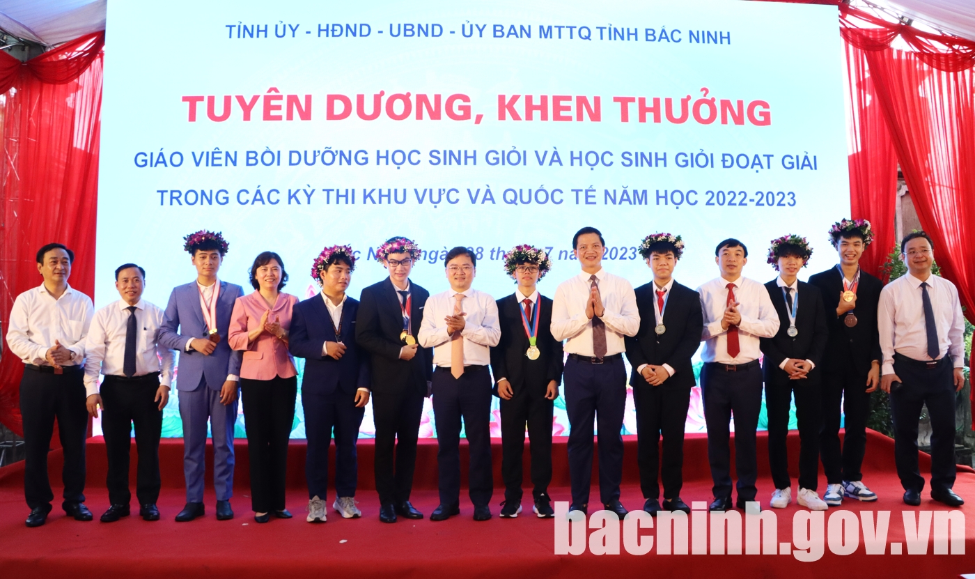 Tỉnh Bắc Ninh khen thưởng giáo viên và học sinh giỏi đoạt giải trong các kỳ thi khu vực và quốc tế