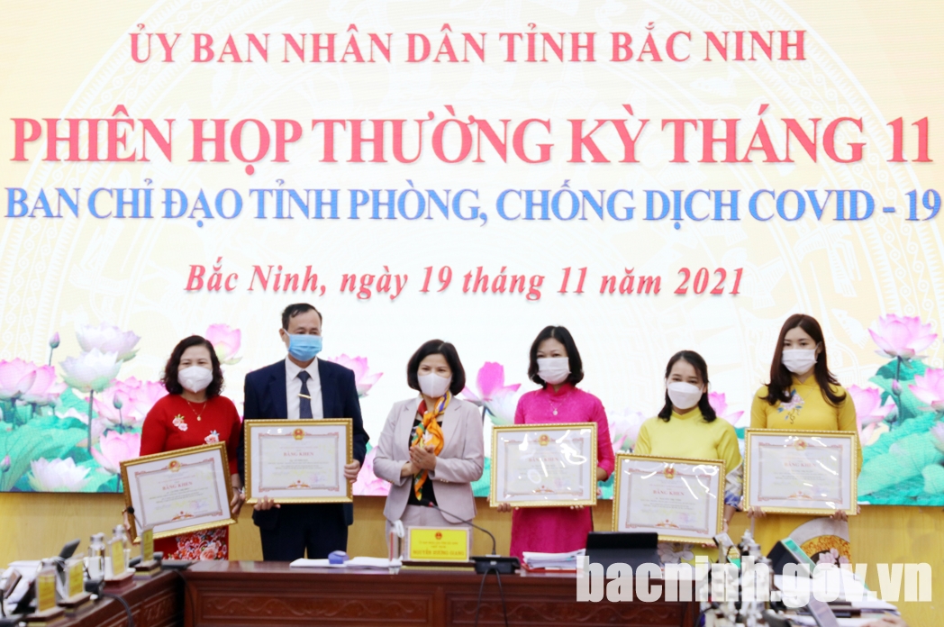 Khen thưởng thầy, cô giáo nhân kỷ niệm Ngày Nhà giáo Việt Nam