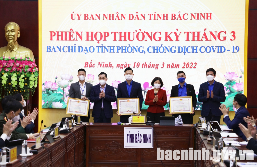 Chủ tịch UBND tỉnh khen thưởng các vận động viên, huấn luyện viên và đoàn viên tiêu biểu