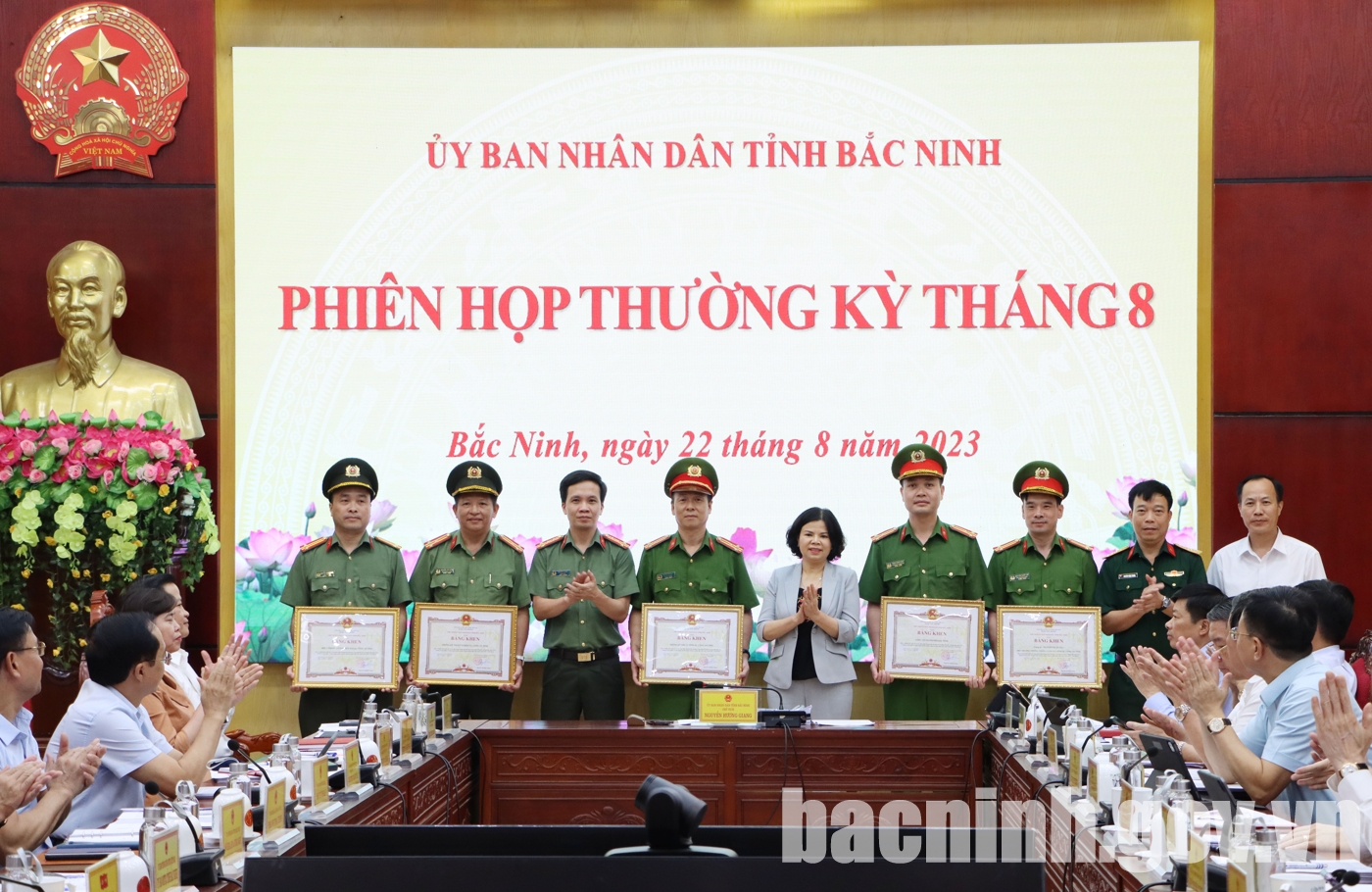 Chủ tịch UBND tỉnh khen thưởng nhân kỷ niệm Ngày truyền thống Công an nhân dân Việt Nam