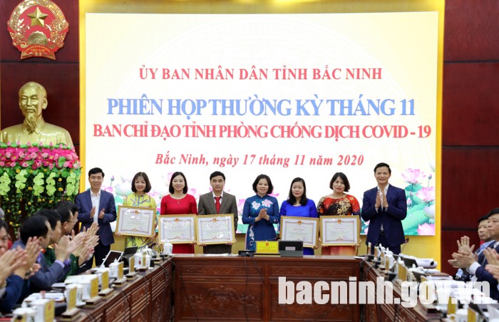 Khen thưởng giáo viên nhân kỷ niệm Ngày Nhà giáo Việt Nam