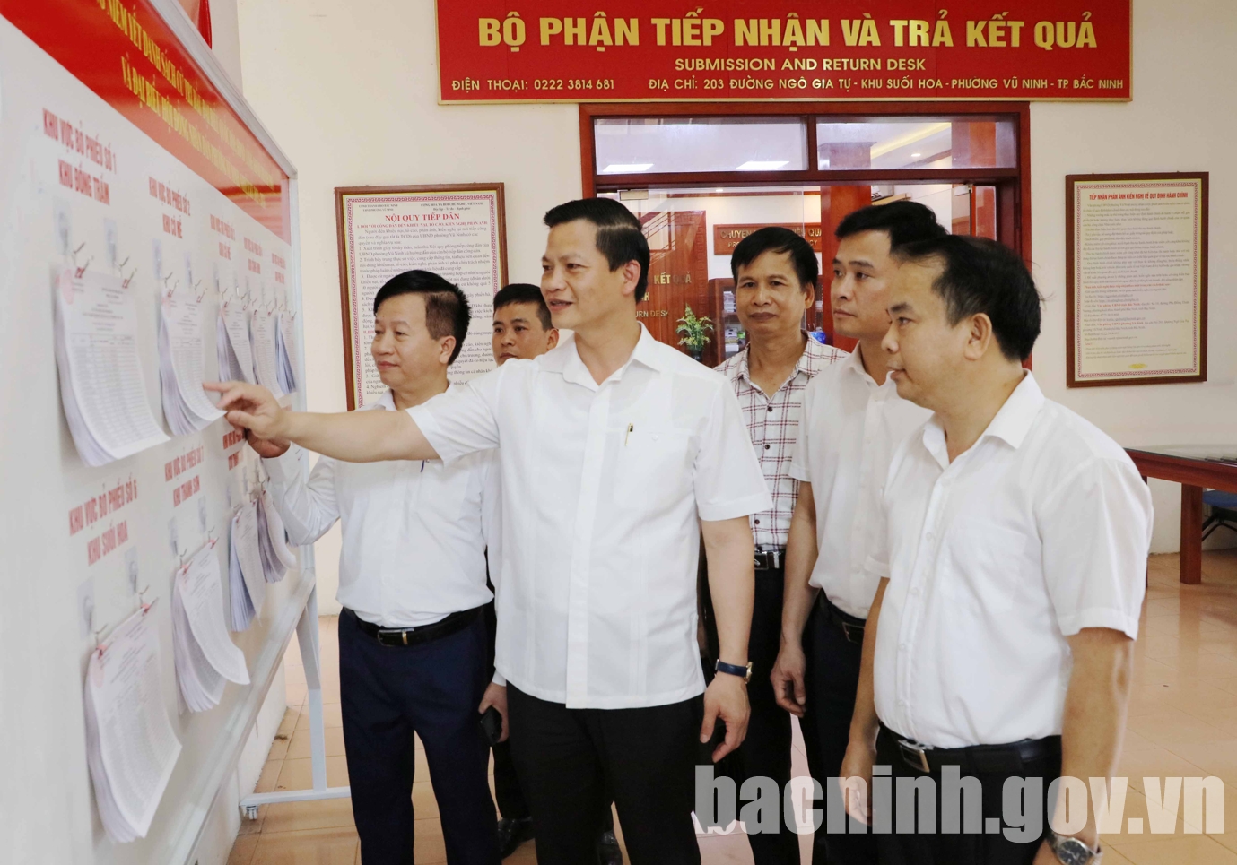 Phó Chủ tịch Thường trực UBND tỉnh kiểm tra công tác bầu cử tại thành phố Bắc Ninh
