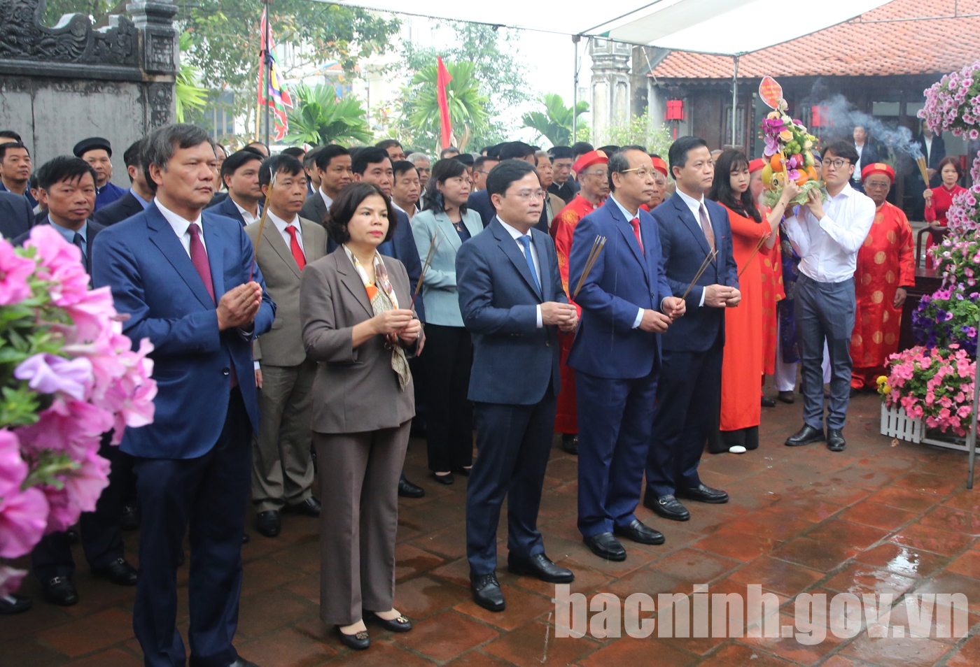 Lãnh đạo tỉnh Bắc Ninh dâng hương tại Văn Miếu