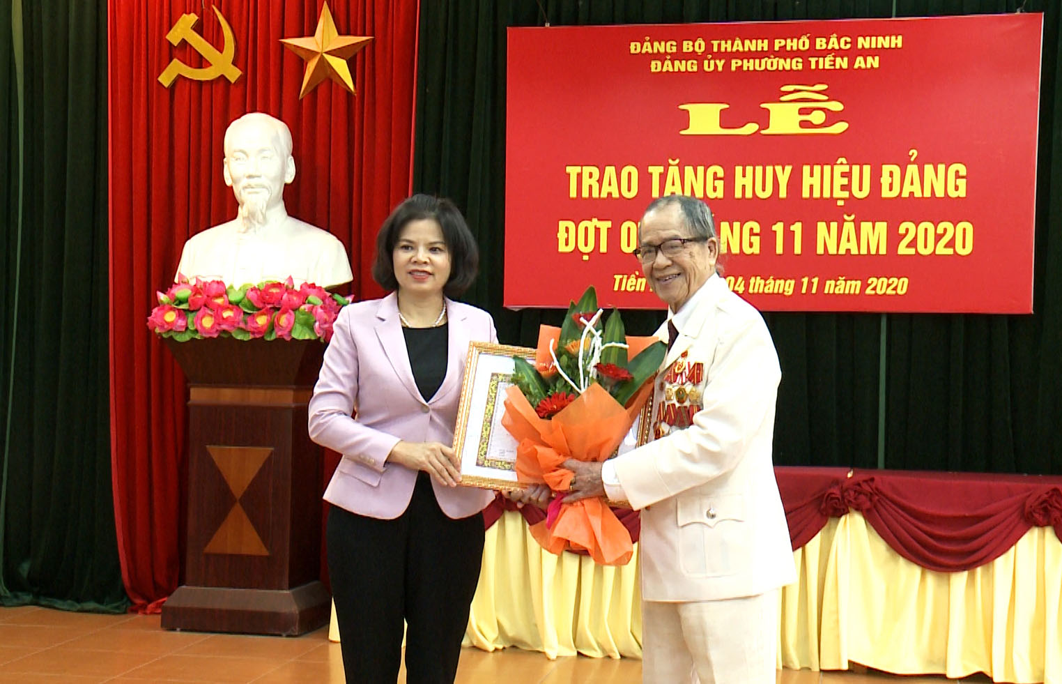 Chủ tịch UBND tỉnh trao tặng Huy hiệu Đảng tại phường Tiền An