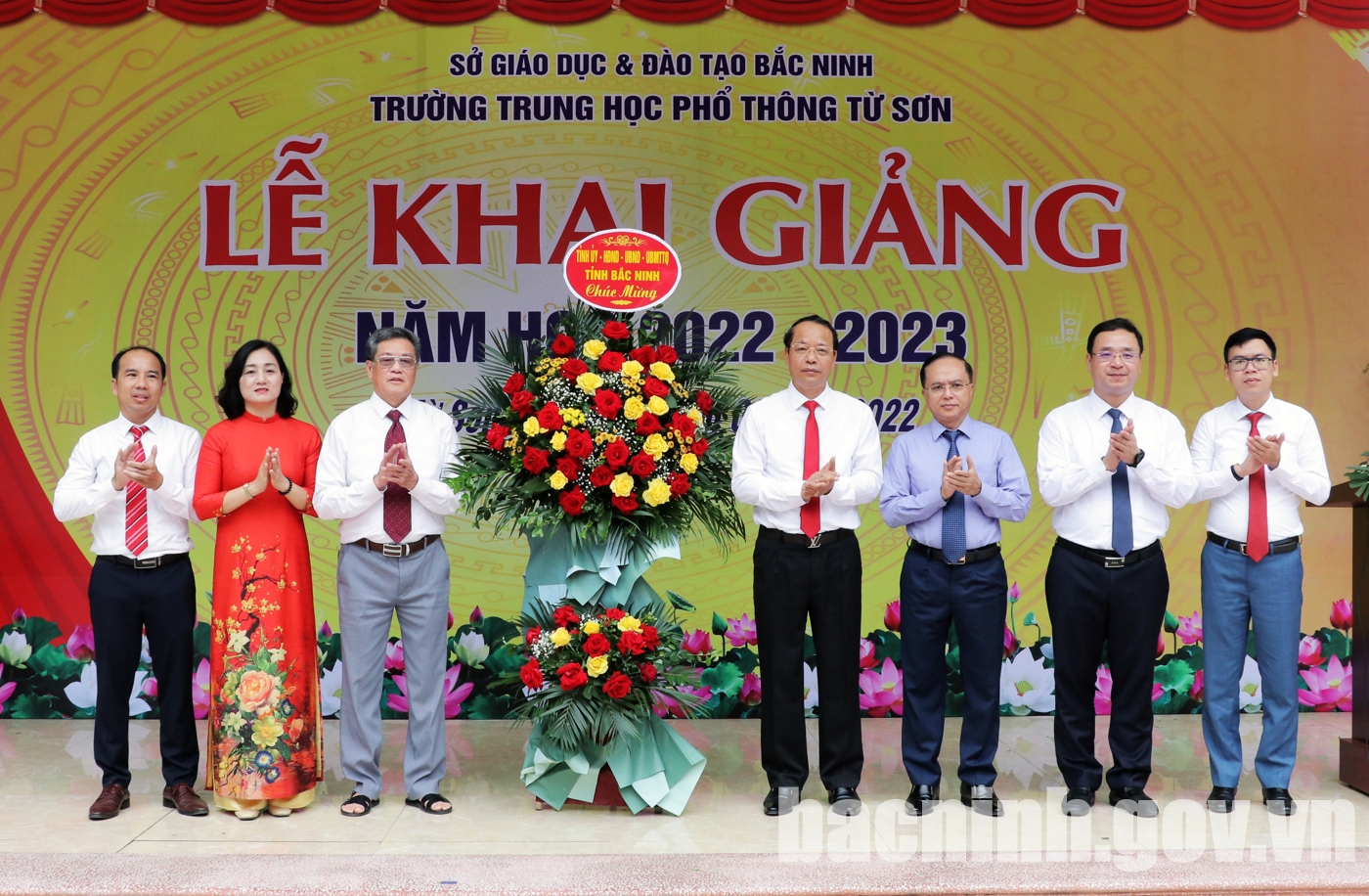 Phó Bí thư Thường trực Tỉnh ủy Nguyễn Quốc Chung dự Lễ khai giảng tại Trường THPT Từ Sơn