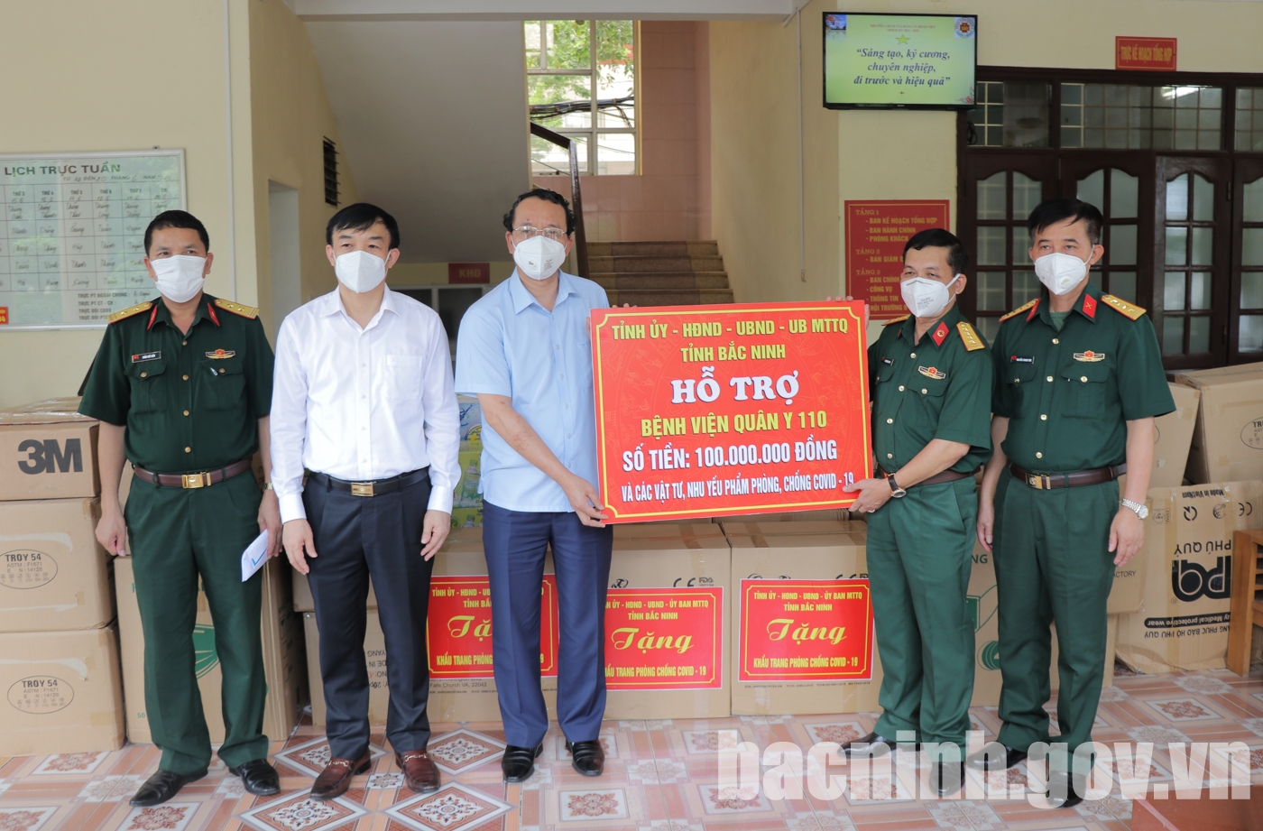 Phó Bí thư Thường trực Tỉnh ủy Nguyễn Quốc Chung thăm, tặng quà Bệnh viện Quân y 110
