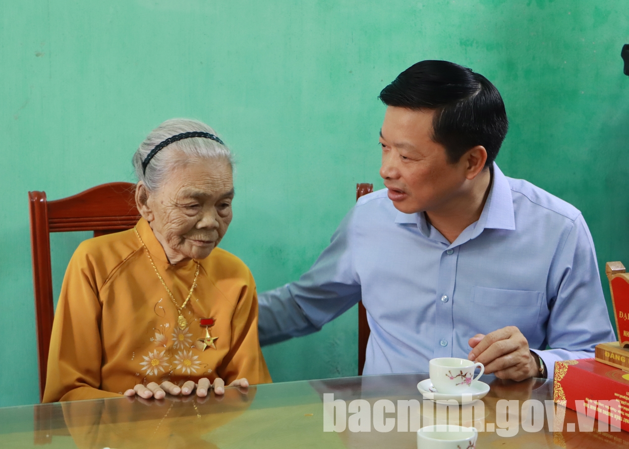 Phó Chủ tịch UBND tỉnh thăm, tặng quà người có công và gia đình chính sách tại thành phố Bắc Ninh