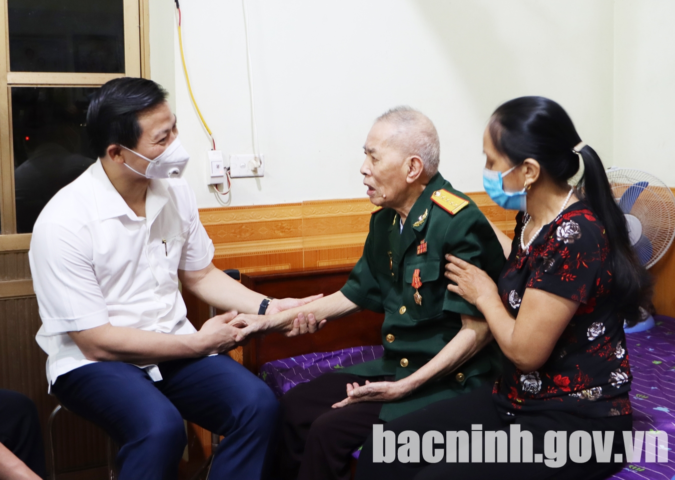 Phó Chủ tịch Thường trực UBND tỉnh Vương Quốc Tuấn thăm, tặng quà nạn nhân nhiễm chất độc hóa học tại Quế Võ